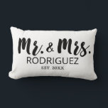 Schriftart und Frau Modern Brush Lendenkissen<br><div class="desc">Feiern Sie die Liebe und Einheit eines besonderen Ehepaares mit unserem Mr. und Mrs. Modern Brush Schriftart Wedding Anniversary Couple Pillow. Dieses elegante und stilvolle Paar Sweatshirt ist das perfekte Geschenk für Braut und Bräutigam, das die Verbindung zwischen Braut und Bräutigam würdigt. Sie sind mit "Mr." und "Mrs." in einem...</div>