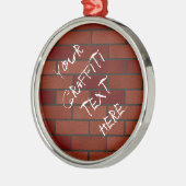 Schriften an der Ziegelwand Silbernes Ornament (Links)