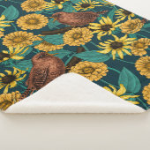 Schriften und Blume in dunkelblau Sherpadecke (3/4)