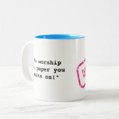 "SCHRIFTLICH" - "Wir verehren die Zeitung, auf der Zweifarbige Tasse (Vorderseite Links)