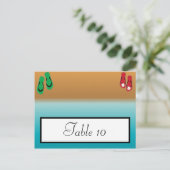 Schriftliche Platzkarte seiner Sandalen auf Beach  Postkarte (Stehend Vorderseite)