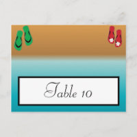 Schriftliche Platzkarte seiner Sandalen auf Beach