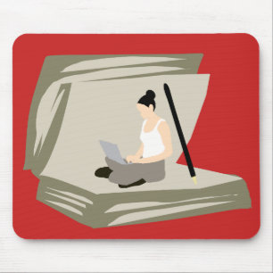 Schriftsteller bei der Arbeit an einem Laptop zwis Mousepad