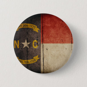 Schroffe hölzerne North Carolina-Flagge Button