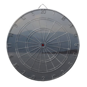 Schroffes Freien und Wasser von einem Loch Dartscheibe