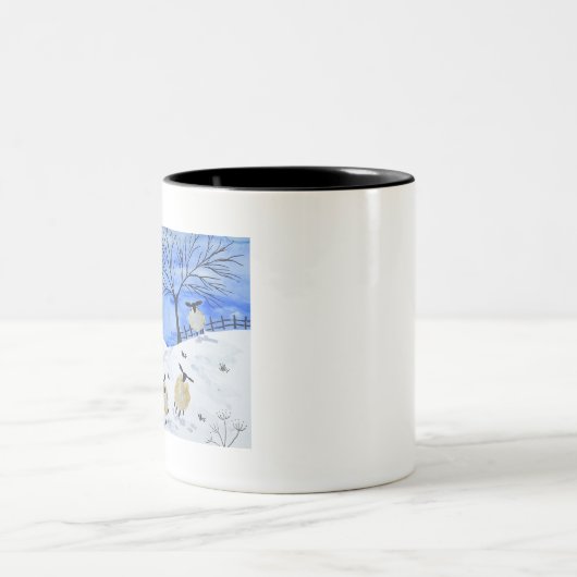 Schrullige Schafe im Schnee Zweifarbige Tasse (Mittel)