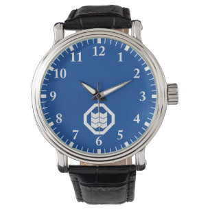 Schrumpfform-Kanji für drei auf einem Tablett Armbanduhr