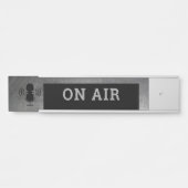 Schrumpfmetallwirkung auf das Schild an der Lufttü (Vorderseite )