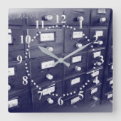 Schubladen der alten Bibliothek Quadratische Wanduhr (Vorderseite)