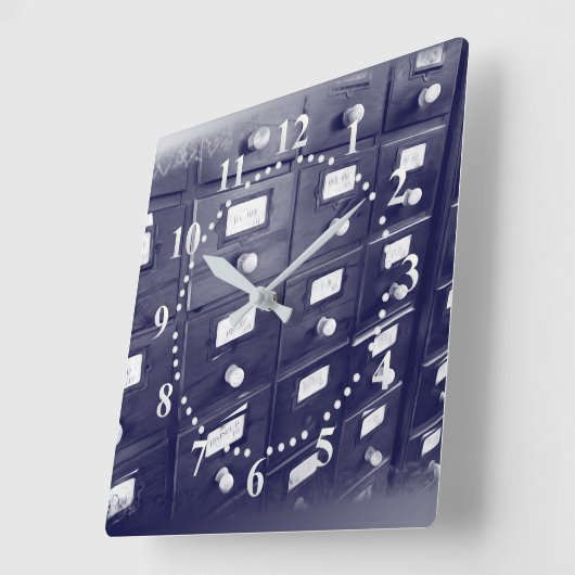 Schubladen der alten Bibliothek Quadratische Wanduhr (Winkel)