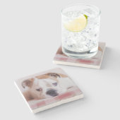 Schüchterner englischer Bulldoggen-Welpe Steinuntersetzer (Seitenansicht)