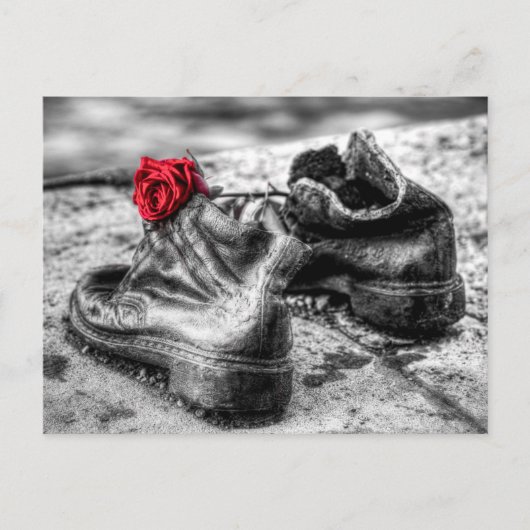 Schuhe an der Donau-Bank Postkarte (Vorderseite)