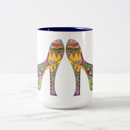 Schuhe auf einer Tasse (Mittel)