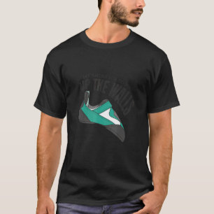Schuhe, die an den Wänden hängen T-Shirt