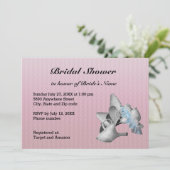 Schuhe, Gartengürtel und rosa Textur Brautparty Einladung (Stehend Vorderseite)