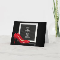 Schuhe mit rotem Oberteil mit Zitat