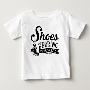 Schuhe sind langweilig, trag Hockey-Schlittschuhe Baby T-shirt