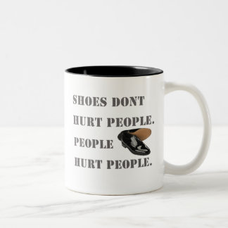 Schuhe verletzen nicht Leute Zweifarbige Tasse