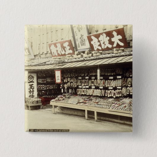 Schuhgeschäft in Kyoto, c.1890 (Hand-farbiges Button (Vorderseite)