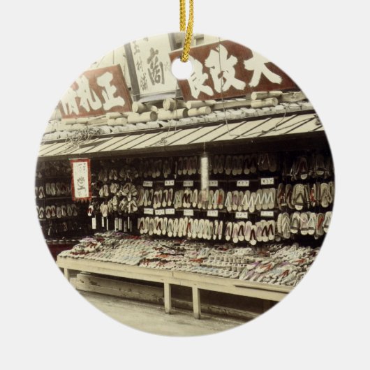 Schuhgeschäft in Kyoto, c.1890 (Hand-farbiges Keramikornament (Vorne)