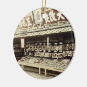 Schuhgeschäft in Kyoto, c.1890 (Hand-farbiges Keramikornament (Links)
