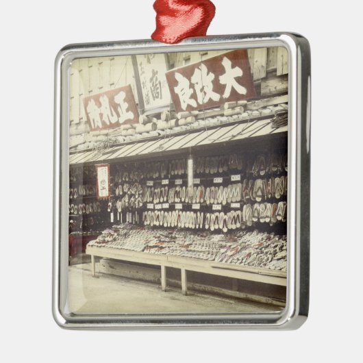 Schuhgeschäft in Kyoto, c.1890 (Hand-farbiges Silbernes Ornament (Links)