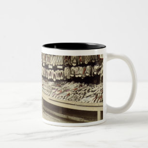 Schuhgeschäft in Kyoto, c.1890 (Hand-farbiges Zweifarbige Tasse