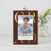 Schulbuch Burgundy Typografy Graduate Ankündigung (Stehend Vorderseite)