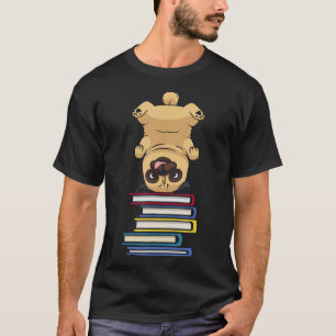 Schulbuch-Mops balanciert auf Büchern T-Shirt
