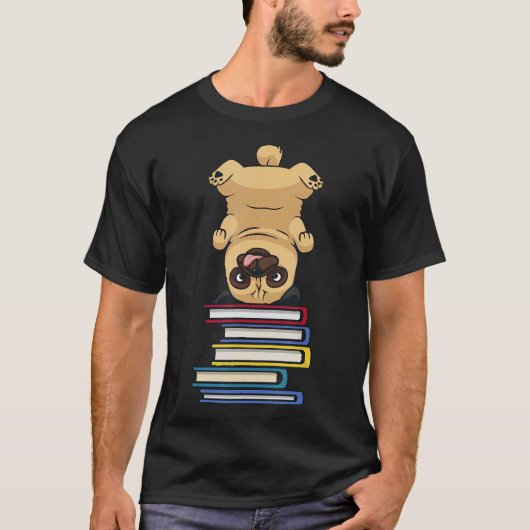 Schulbuch-Mops balanciert auf Büchern T-Shirt (Vorderseite)