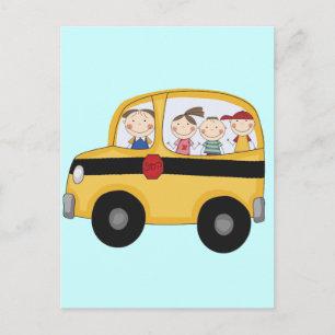 Schulbus mit Kinder T-Shirts und Geschenken Postkarte