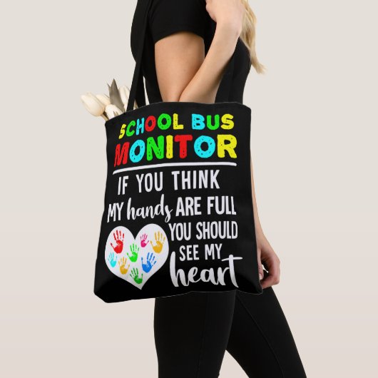 Schulbusmonitor - Hände im Herz Tasche (Von Nahem)