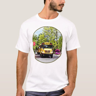 Schulbusse an der Haltestelle im Frühling T-Shirt