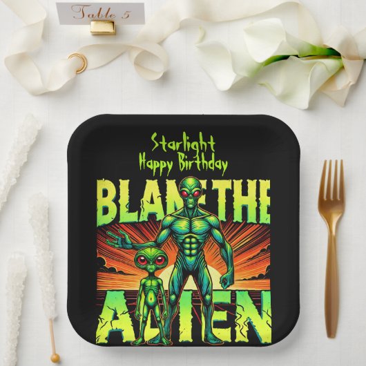 Schuld an der Alien in einem mystischen Waldumfeld Pappteller (Hochzeit)