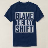 Schuld an der Day Shift Worker Colleague Night Shi T-Shirt (Design vorne)