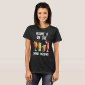 Schuld daran ist die Reise zum DriR-Drink. T-Shirt (Vorne ganz)