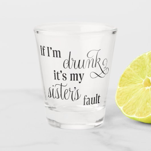 Schuld ist meine Schwester Schnapsglas (Vorderseite)