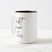 Schulden im Jahr 2023 finanzielle Unabhängigkeit z Zweifarbige Tasse (Vorderseite Links)