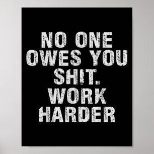 Schuldet dir härter arbeiten Motivierend Lustig  Poster