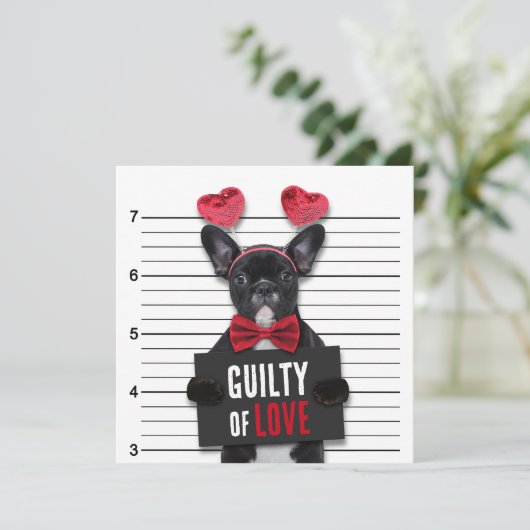 Schuldige Liebe Mugshot Dog Funny Valentine's Day Einladung (Stehend Vorderseite)