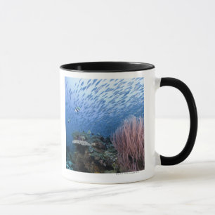 Schule der Fische über Riff Tasse