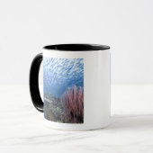 Schule der Fische über Riff Tasse (Vorderseite Links)