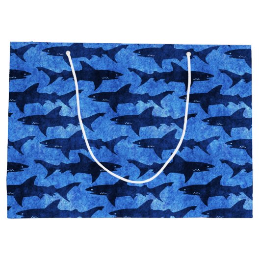 Schule der Haifische im tiefen blauen Meer Große Geschenktüte (Rückseite)