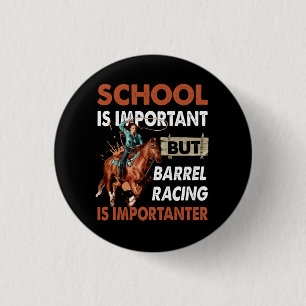 Schule ist wichtig, aber das beste Barrel Racing i Button