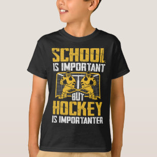 Schule ist wichtig, aber Hockey ist wichtiger Eis T-Shirt