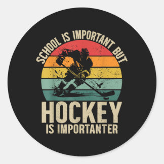 Schule ist wichtig, aber Hockey ist wichtiger Jung Runder Aufkleber