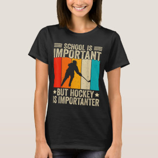 Schule ist wichtig, aber Hockey ist wichtiger - T-Shirt