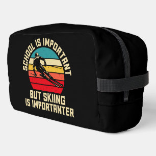 Schule ist wichtig, aber Skifahren ist wichtiger Waschbeutel