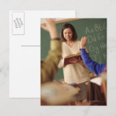 Schüler der Grundschule heben die Hände Postkarte (Vorne/Hinten)