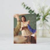 Schüler der Grundschule heben die Hände Postkarte (Stehend Vorderseite)